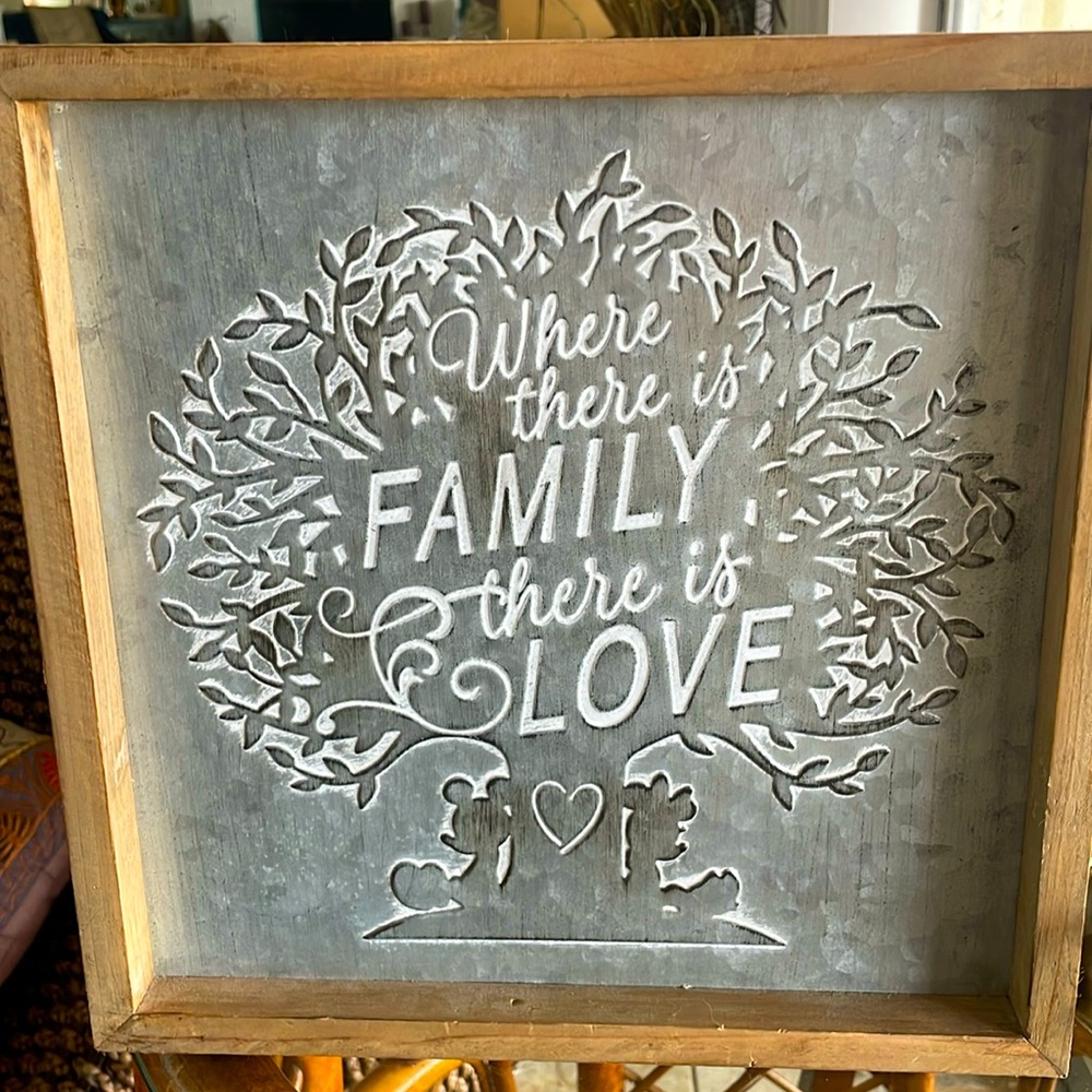 HALLMARK DISNEY MICKEY AND MINNIE FAMILY WOOD AND METAL QUOTE SIGN